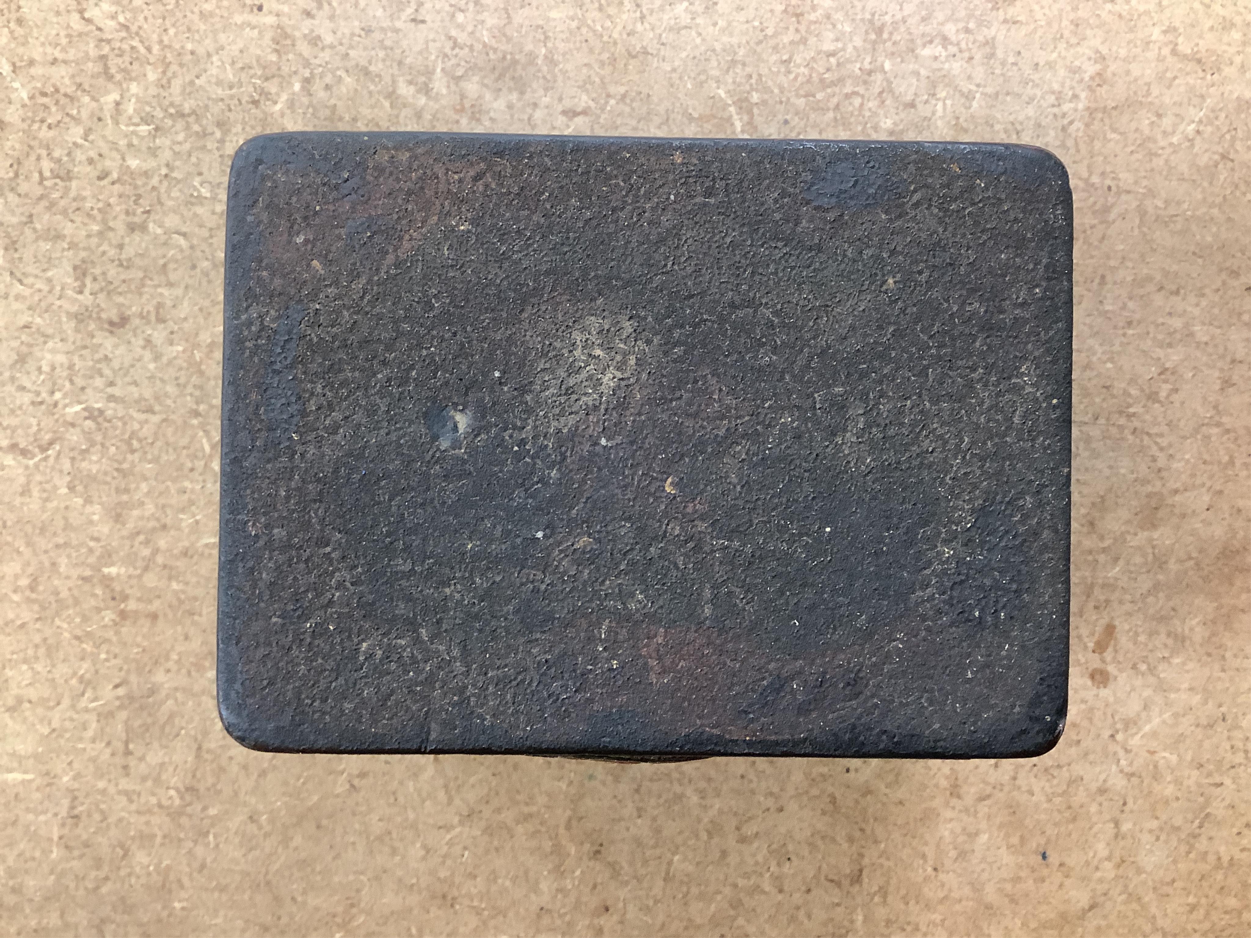 An 18th / early 19th century trinket box with inner porcelain figural painted cover, 8cm wide